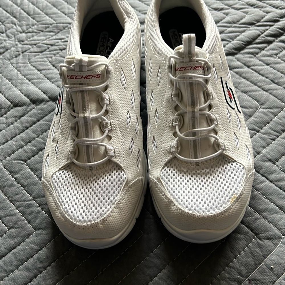 Sketchers white tennis shoes size 10